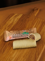 Марципановый батончик в белом шоколаде с клубникой, 50 гр