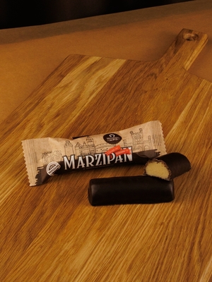 Марципановый батончик в темном шоколаде, 50 гр