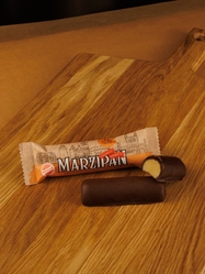 Марципановый батончик в молочном шоколаде с апельсином, 50 гр