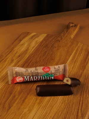 Марципановый батончик в молочном шоколаде с малиной, 50 гр