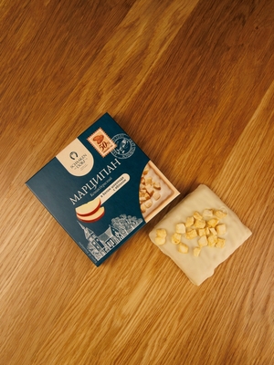 Марципановая плитка в белом шоколаде с яблоком, 50 гр