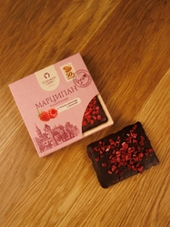 Марципановая плитка в темном шоколаде с малиной, 50 гр