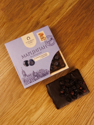 Марципановая плитка в темном шоколаде с черникой, 50 гр