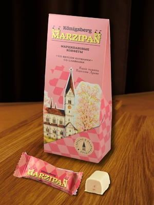 Марципановые конфеты в белом шоколаде со вкусом клубники со сливками, 135 гр